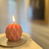 Kugel Kerze Rautenmuster aus Recycling Rapswachs Stimmungsbild
